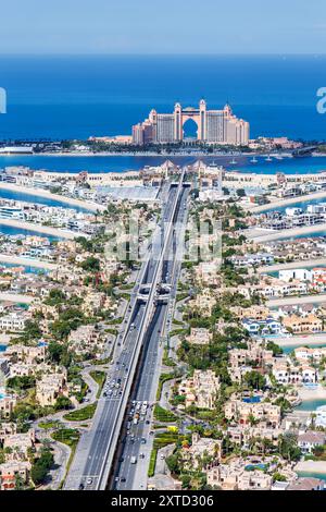 Dubai Palme The Palm Jumeirah mit Atlantis Hotel künstliche Insel von oben Hochformat Dubai, Vereinigte Arabische Emirate - 13. Février 2024 : Palme The Palm Jumeirah mit Atlantis Hotel künstliche Insel von oben à Dubaï, Émirat de Vereinigte Arabische. *** Dubai Palm The Palm Jumeirah avec Atlantis Hotel île artificielle vue d'en haut format portrait Dubaï, Émirats Arabes Unis 13 février 2024 Palm The Palm Jumeirah avec Atlantis Hotel île artificielle vue d'en haut à Dubaï, Émirats Arabes Unis Banque D'Images