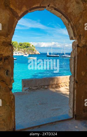 Vue à travers une vieille porte en pierre à la baie de Portals Vells - 9120 Banque D'Images