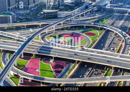 Dubai Kreuzung der Sheikh Zayed Road Verkehr auf der Straße in der Nähe vom Burj Khalifa mit Metro Dubai, Vereinigte Arabische Emirate - 14. Février 2024 : Kreuzung der Sheikh Zayed Road Verkehr auf der Straße in der Nähe vom Burj Khalifa mit Metro in Dubai, Vereinigte Arabische Emirate. *** Dubaï intersection de Sheikh Zayed Road Traffic sur la route près de Burj Khalifa avec le métro de Dubaï, Émirats arabes Unis 14 février 2024 intersection de Sheikh Zayed Road Traffic sur la route près de Burj Khalifa avec le métro de Dubaï, Émirats arabes Unis Banque D'Images