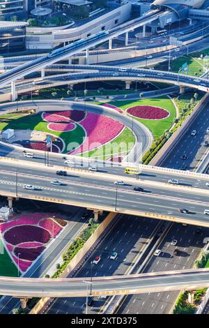 Dubai Kreuzung der Sheikh Zayed Road Verkehr auf der Straße in der Nähe vom Burj Khalifa mit Metro Dubai, Vereinigte Arabische Emirate - 14. Février 2024 : Kreuzung der Sheikh Zayed Road Verkehr auf der Straße in der Nähe vom Burj Khalifa mit Metro in Dubai, Vereinigte Arabische Emirate. *** Dubaï intersection de Sheikh Zayed Road Traffic sur la route près de Burj Khalifa avec le métro de Dubaï, Émirats arabes Unis 14 février 2024 intersection de Sheikh Zayed Road Traffic sur la route près de Burj Khalifa avec le métro de Dubaï, Émirats arabes Unis Banque D'Images