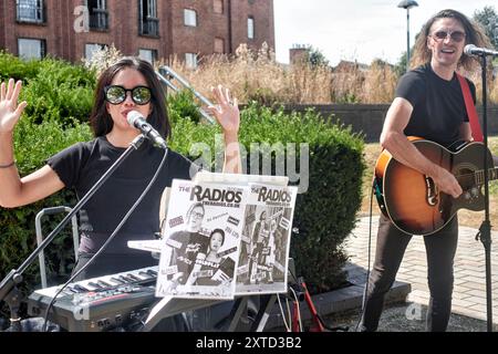 Le duo de musiciens de rue radios se promène en plein air à Stratford upon Avon, Warwickshire, Angleterre, Royaume-Uni Banque D'Images