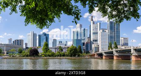 Frankfurt Skyline mit Hochhäuser in der Innenstadt, Fluss main und Untermainbrücke Panorama in Frankfurt, Deutschland Frankfurt, Deutschland - 14. Mai 2024 : Skyline mit Hochhäuser in der Innenstadt, Fluss main und Untermainbrücke Panorama in Frankfurt, Deutschland. *** Francfort Skyline avec gratte-ciel dans le centre-ville, rivière main et Untermainbrücke Panorama à Francfort, Allemagne Francfort, Allemagne 14 mai 2024 Skyline avec gratte-ciel dans le centre-ville, rivière main et Untermainbrücke Panorama à Francfort, Allemagne Banque D'Images