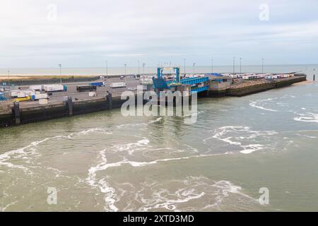 Le port ferry de Caen-Ouistreham tôt le matin Banque D'Images