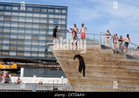 Copenhague/ Danemark/ 14 août 2024/Copenhague le lieu de baignade le plus célèbre est Islands brygge habour lieu de baignade à Copenhague . (Photo. Francis Joseph Dean/Dean Pictures) (non destiné à un usage commercial) Banque D'Images