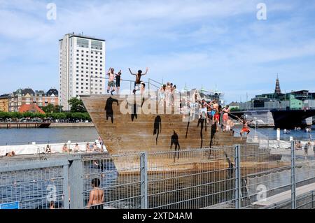 Copenhague/ Danemark/ 14 août 2024/Copenhague le lieu de baignade le plus célèbre est Islands brygge habour lieu de baignade à Copenhague . (Photo. Francis Joseph Dean/Dean Pictures) (non destiné à un usage commercial) Banque D'Images