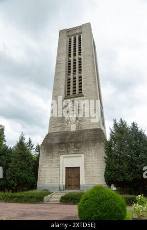 Clocher de la Basilique Sainte-Thérèse de Lisieux Banque D'Images