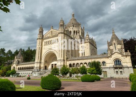 La basilique Sainte-Thérèse de Lisieux est l'une des églises les plus monumentales du XXe siècle, il a fallu huit ans pour construire, de 1929 à 1937 Banque D'Images