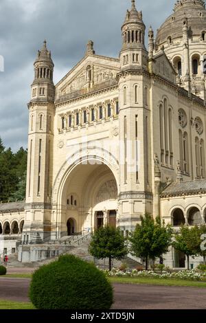 La basilique Sainte-Thérèse de Lisieux est l'une des églises les plus monumentales du XXe siècle, il a fallu huit ans pour construire, de 1929 à 1937 Banque D'Images