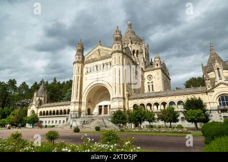 La basilique Sainte-Thérèse de Lisieux est l'une des églises les plus monumentales du XXe siècle, il a fallu huit ans pour construire, de 1929 à 1937 Banque D'Images