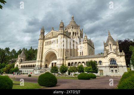 La basilique Sainte-Thérèse de Lisieux est l'une des églises les plus monumentales du XXe siècle, il a fallu huit ans pour construire, de 1929 à 1937 Banque D'Images