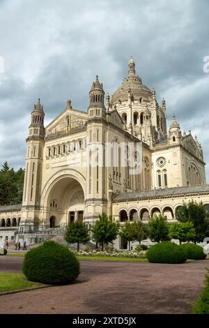 La basilique Sainte-Thérèse de Lisieux est l'une des églises les plus monumentales du XXe siècle, il a fallu huit ans pour construire, de 1929 à 1937 Banque D'Images