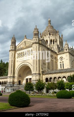 La basilique Sainte-Thérèse de Lisieux est l'une des églises les plus monumentales du XXe siècle, il a fallu huit ans pour construire, de 1929 à 1937 Banque D'Images