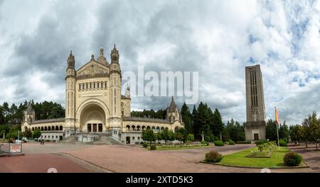 La basilique Sainte-Thérèse de Lisieux est l'une des églises les plus monumentales du XXe siècle, il a fallu huit ans pour construire, de 1929 à 1937 Banque D'Images