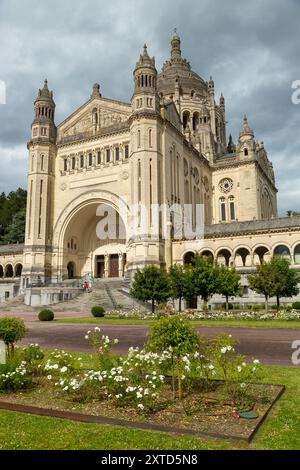 La basilique Sainte-Thérèse de Lisieux est l'une des églises les plus monumentales du XXe siècle, il a fallu huit ans pour construire, de 1929 à 1937 Banque D'Images