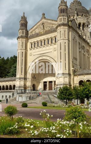 La basilique Sainte-Thérèse de Lisieux est l'une des églises les plus monumentales du XXe siècle, il a fallu huit ans pour construire, de 1929 à 1937 Banque D'Images