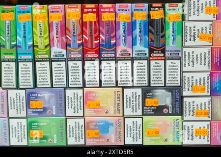 Vapes jetables à vendre dans une vitrine en Angleterre Banque D'Images