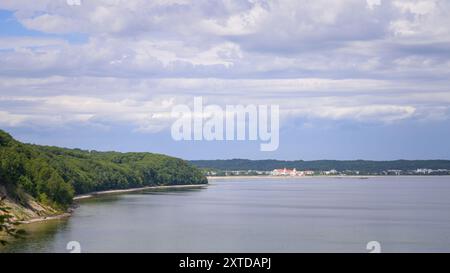 Côte sur l'île de Ruegen (Allemagne) près de Binz par une journée nuageuse en été, forêt Banque D'Images