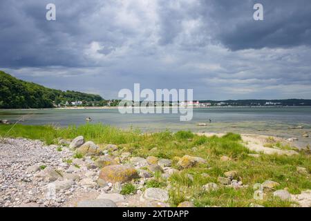 Côte sur l'île de Ruegen (Allemagne) près de Binz par une journée nuageuse en été, plage de gravier, herbe verte Banque D'Images