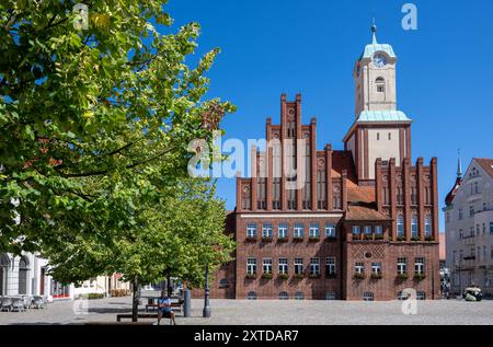 12 août 2024, Brandenburg, Wittstock/Dosse : le bâtiment historique de la mairie sur la place du marché se dresse contre le ciel sans nuages. Photo : Monika Skolimowska/dpa Banque D'Images