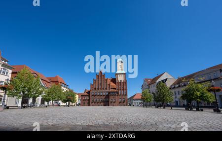 12 août 2024, Brandenburg, Wittstock/Dosse : le bâtiment historique de la mairie sur la place du marché se dresse contre le ciel sans nuages. Photo : Monika Skolimowska/dpa Banque D'Images