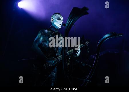 Nergal, également connu sous le nom d'Adam Darski, se produit avec Behemoth lors du 'O Father, O Svmmer, O Tour' à Phenoménomène à Fontaneto D'agogna, en Italie, le 13 août 2024 (photo Alberto Gandolfo/NurPhoto). Crédit : NurPhoto SRL/Alamy Live News Banque D'Images