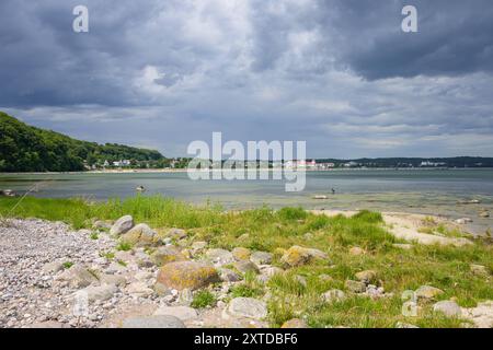 Côte sur l'île Ruegen Allemagne près de Binz par une journée nuageuse en été, plage de gravier, herbe verte Binz Allemagne Banque D'Images