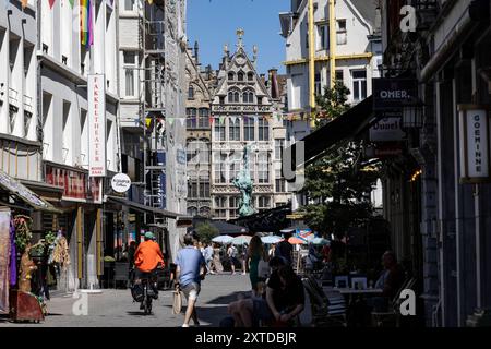 Antwerpen 12082024 - Historische Gildehaeuser bzw. Buergerhaeuser am Platz Grote Markt Grosser Markt sind bis heute Teil des Stadtbildes und wurden von Kaufleuten und Grossbuergern geschaffen. Antwerpen ist die groesste Stadt Belgiens. Von Großer internationaler Bedeutung ist Antwerpen durch seinen Seehafen, den zweitgroeßten Europas, sowie als weltweit wichtigstes Zentrum für die Verarbeitung und den Handel von Diamanten. Antwerpen War im 15. und 16. Jahrhundert eine der größten Staedte der Welt, zeitweise die wichtigste Handelsmetropole Europas und als bedeutendes kulturelles Zentrum Wirkun Banque D'Images