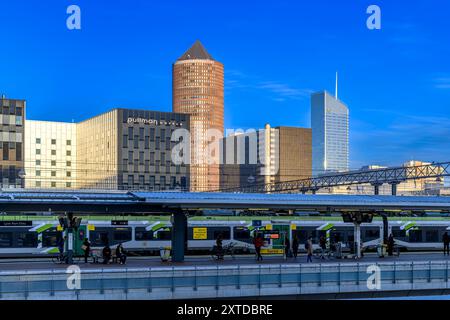 Passagers occupés à la gare principale de Lyon - Gare de Lyon. Avec des trains TGV locaux et à grande vitesse s'arrêtant en continu. La 2ème gare la plus fréquentée de France. Banque D'Images