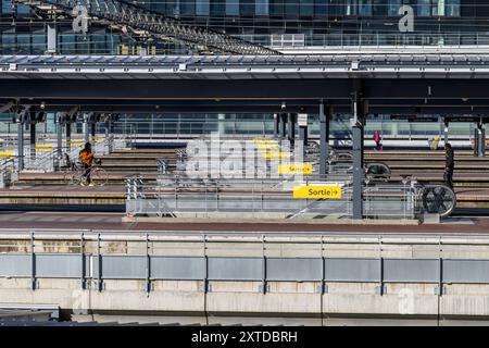 Un moment rare à 09h07 sans train sur la gare, vous pouvez donc voir plusieurs panneaux sortie à la gare principale de Lyon : Gare de Lyon - part-Dieu. Banque D'Images