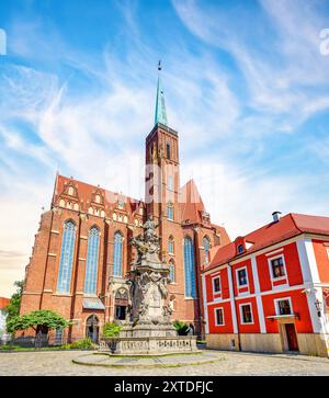 Statue de John Nepomunk sur un fond de la Collégiale de la Sainte Croix et de Bartholomew à Wroclaw, Pologne Banque D'Images