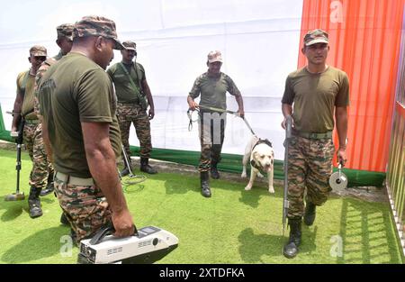 Guwahati, Assam, Inde. 14 août 2024. Le personnel de sécurité a inspecté le terrain de jeu avec un chien renifleur avant le jour de l'indépendance au terrain de jeu vétérinaire à Guwahati le mercredi 14 août 2024. (Crédit image : © Hafiz Ahmed/ZUMA Press Wire) USAGE ÉDITORIAL SEULEMENT! Non destiné à UN USAGE commercial ! Banque D'Images