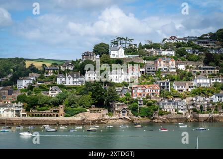 Kingswear un charmant village vu de Dartmouth, Devon, Angleterre, Royaume-Uni Banque D'Images