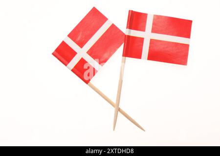 Petits drapeaux en papier du Danemark isolés sur blanc Banque D'Images