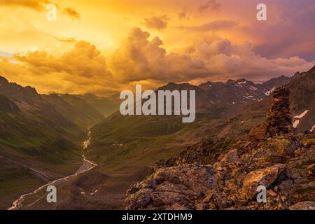 Vallée de Jam, ruisseau Jambach, vue depuis le sommet de Rußkopf Silvretta Alpes Paznaun - Ischgl Tirol, Tyrol Autriche Banque D'Images