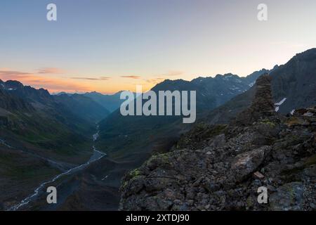 Vallée de Jam, ruisseau Jambach, vue du sommet Rußkopf, lever du soleil Silvretta Alpes Paznaun - Ischgl Tirol, Tyrol Autriche Banque D'Images