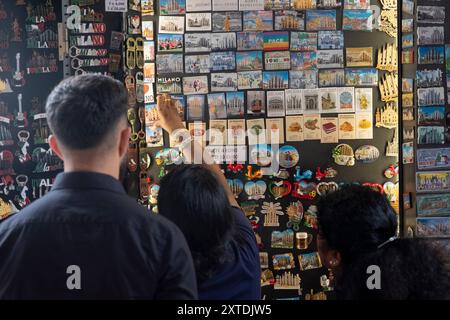 Milan, Italie. 14 août 2024. P.za Duomo, via Dante, Castello sforzesco. Turisti visitano la citt&#xe0 ; malgrado il clado e le température élevée. - Cronaca - Milano, Italia - Mercoled&#xec ; 14 agosto 2024(Foto Alessandro Cimma/Lapresse) P.za Duomo, via Dante, Castello sforzesco. Les touristes visitent la ville malgré le clado et les températures élevées. - Actualités - Milan, Italie - mercredi 14 août 2024 (photo Alessandro Cimma/Lapresse) crédit : LaPresse/Alamy Live News Banque D'Images