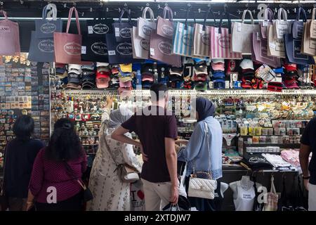 Milan, Italie. 14 août 2024. P.za Duomo, via Dante, Castello sforzesco. Turisti visitano la citt&#xe0 ; malgrado il clado e le température élevée. - Cronaca - Milano, Italia - Mercoled&#xec ; 14 agosto 2024(Foto Alessandro Cimma/Lapresse) P.za Duomo, via Dante, Castello sforzesco. Les touristes visitent la ville malgré le clado et les températures élevées. - Actualités - Milan, Italie - mercredi 14 août 2024 (photo Alessandro Cimma/Lapresse) crédit : LaPresse/Alamy Live News Banque D'Images