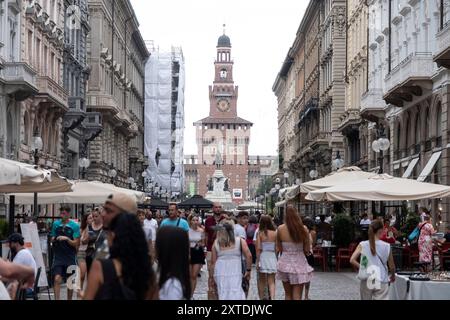 Milan, Italie. 14 août 2024. P.za Duomo, via Dante, Castello sforzesco. Turisti visitano la citt&#xe0 ; malgrado il clado e le température élevée. - Cronaca - Milano, Italia - Mercoled&#xec ; 14 agosto 2024(Foto Alessandro Cimma/Lapresse) P.za Duomo, via Dante, Castello sforzesco. Les touristes visitent la ville malgré le clado et les températures élevées. - Actualités - Milan, Italie - mercredi 14 août 2024 (photo Alessandro Cimma/Lapresse) crédit : LaPresse/Alamy Live News Banque D'Images