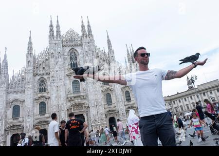 Milan, Italie. 14 août 2024. P.za Duomo, via Dante, Castello sforzesco. Turisti visitano la citt&#xe0 ; malgrado il clado e le température élevée. - Cronaca - Milano, Italia - Mercoled&#xec ; 14 agosto 2024(Foto Alessandro Cimma/Lapresse) P.za Duomo, via Dante, Castello sforzesco. Les touristes visitent la ville malgré le clado et les températures élevées. - Actualités - Milan, Italie - mercredi 14 août 2024 (photo Alessandro Cimma/Lapresse) crédit : LaPresse/Alamy Live News Banque D'Images