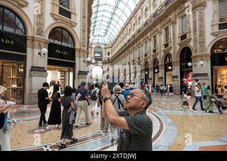 Milan, Italie. 14 août 2024. P.za Duomo, via Dante, Castello sforzesco. Turisti visitano la citt&#xe0 ; malgrado il clado e le température élevée. - Cronaca - Milano, Italia - Mercoled&#xec ; 14 agosto 2024(Foto Alessandro Cimma/Lapresse) P.za Duomo, via Dante, Castello sforzesco. Les touristes visitent la ville malgré le clado et les températures élevées. - Actualités - Milan, Italie - mercredi 14 août 2024 (photo Alessandro Cimma/Lapresse) crédit : LaPresse/Alamy Live News Banque D'Images