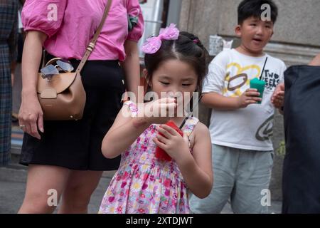 Milan, Italie. 14 août 2024. P.za Duomo, via Dante, Castello sforzesco. Turisti visitano la citt&#xe0 ; malgrado il clado e le température élevée. - Cronaca - Milano, Italia - Mercoled&#xec ; 14 agosto 2024(Foto Alessandro Cimma/Lapresse) P.za Duomo, via Dante, Castello sforzesco. Les touristes visitent la ville malgré le clado et les températures élevées. - Actualités - Milan, Italie - mercredi 14 août 2024 (photo Alessandro Cimma/Lapresse) crédit : LaPresse/Alamy Live News Banque D'Images