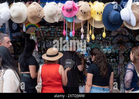 Milan, Italie. 14 août 2024. P.za Duomo, via Dante, Castello sforzesco. Turisti visitano la citt&#xe0 ; malgrado il clado e le température élevée. - Cronaca - Milano, Italia - Mercoled&#xec ; 14 agosto 2024(Foto Alessandro Cimma/Lapresse) P.za Duomo, via Dante, Castello sforzesco. Les touristes visitent la ville malgré le clado et les températures élevées. - Actualités - Milan, Italie - mercredi 14 août 2024 (photo Alessandro Cimma/Lapresse) crédit : LaPresse/Alamy Live News Banque D'Images