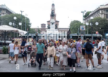 Milan, Italie. 14 août 2024. P.za Duomo, via Dante, Castello sforzesco. Turisti visitano la citt&#xe0 ; malgrado il clado e le température élevée. - Cronaca - Milano, Italia - Mercoled&#xec ; 14 agosto 2024(Foto Alessandro Cimma/Lapresse) P.za Duomo, via Dante, Castello sforzesco. Les touristes visitent la ville malgré le clado et les températures élevées. - Actualités - Milan, Italie - mercredi 14 août 2024 (photo Alessandro Cimma/Lapresse) crédit : LaPresse/Alamy Live News Banque D'Images