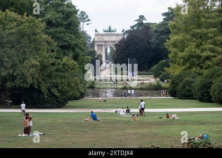 Milan, Italie. 14 août 2024. P.za Duomo, via Dante, Castello sforzesco. Turisti visitano la citt&#xe0 ; malgrado il clado e le température élevée. - Cronaca - Milano, Italia - Mercoled&#xec ; 14 agosto 2024(Foto Alessandro Cimma/Lapresse) P.za Duomo, via Dante, Castello sforzesco. Les touristes visitent la ville malgré le clado et les températures élevées. - Actualités - Milan, Italie - mercredi 14 août 2024 (photo Alessandro Cimma/Lapresse) crédit : LaPresse/Alamy Live News Banque D'Images