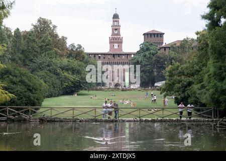 Milan, Italie. 14 août 2024. P.za Duomo, via Dante, Castello sforzesco. Turisti visitano la citt&#xe0 ; malgrado il clado e le température élevée. - Cronaca - Milano, Italia - Mercoled&#xec ; 14 agosto 2024(Foto Alessandro Cimma/Lapresse) P.za Duomo, via Dante, Castello sforzesco. Les touristes visitent la ville malgré le clado et les températures élevées. - Actualités - Milan, Italie - mercredi 14 août 2024 (photo Alessandro Cimma/Lapresse) crédit : LaPresse/Alamy Live News Banque D'Images