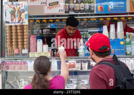 Milan, Italie. 14 août 2024. P.za Duomo, via Dante, Castello sforzesco. Turisti visitano la citt&#xe0 ; malgrado il clado e le température élevée. - Cronaca - Milano, Italia - Mercoled&#xec ; 14 agosto 2024(Foto Alessandro Cimma/Lapresse) P.za Duomo, via Dante, Castello sforzesco. Les touristes visitent la ville malgré le clado et les températures élevées. - Actualités - Milan, Italie - mercredi 14 août 2024 (photo Alessandro Cimma/Lapresse) crédit : LaPresse/Alamy Live News Banque D'Images