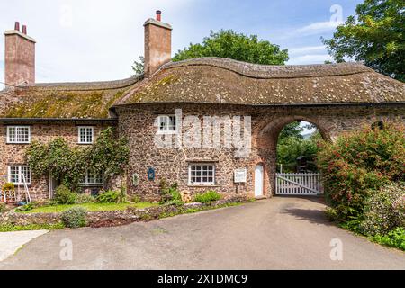 La porte de chaume, courbe de la maison de péage de Worthy, près de Porlock Weir, Somerset UK - l'entrée de la route à péage jusqu'à Worthy Combe pour éviter P Banque D'Images