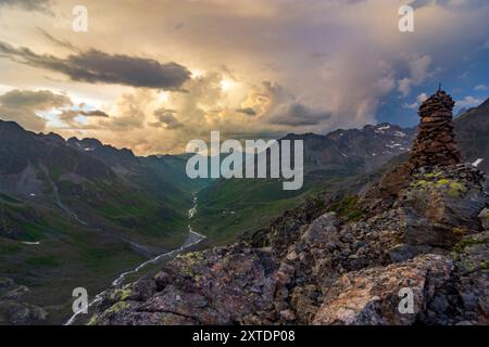 Alpes de Silvretta : vallée de Jam, ruisseau Jambach, vue du sommet Rußkopf à Paznaun - Ischgl, Tyrol, Autriche Banque D'Images