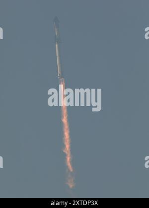 Boca Chica, États-Unis. 20 avril 2023. Le premier vol d'essai de SpaceX Starship ITF-1 décollage images sans système de déluge d'eau maintenant dans les nouvelles sur les désaccords sur les niveaux de mercure des vols 2, 3 et 4. Des dégâts importants ont été causés à la rampe de lancement, avec des dommages à l'équipement GSE et des campeurs de photographes démystifiés par des projectiles de rampe de lancement en béton Starbase Tesxas Cameron County USA. (Photo de Scott Schilke/Sipa USA) crédit : Sipa USA/Alamy Live News Banque D'Images