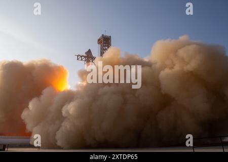 Boca Chica, États-Unis. 20 avril 2023. Le premier vol d'essai de SpaceX Starship ITF-1 décollage images sans système de déluge d'eau maintenant dans les nouvelles sur les désaccords sur les niveaux de mercure des vols 2, 3 et 4. Des dégâts importants ont été causés à la rampe de lancement, avec des dommages à l'équipement GSE et des campeurs de photographes démystifiés par des projectiles de rampe de lancement en béton Starbase Tesxas Cameron County USA. (Photo de Scott Schilke/Sipa USA) crédit : Sipa USA/Alamy Live News Banque D'Images
